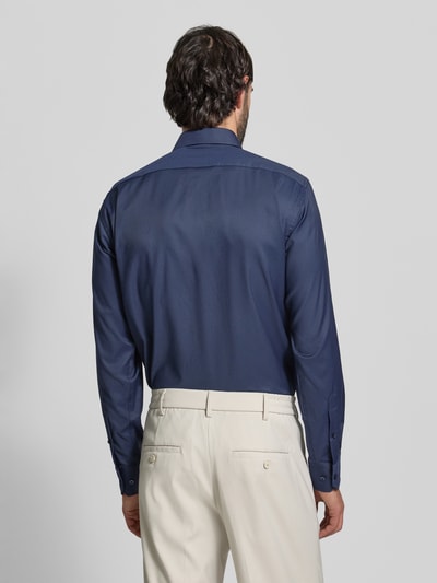 Männermodel trägt Regular Fit Businesshemd aus Stretch-Twill Modell 'P-JOE-KENT-C1-222' von BOSS in Dunkelblau, Rückansicht.