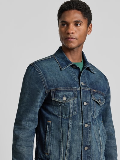 Männermodel trägt Regular Fit Jeansjacke aus reiner katoen model 'ICON' von Polo Ralph Lauren, indigoblauw met zilverkleurige knopen, Nahaufnahme Oberkörper.