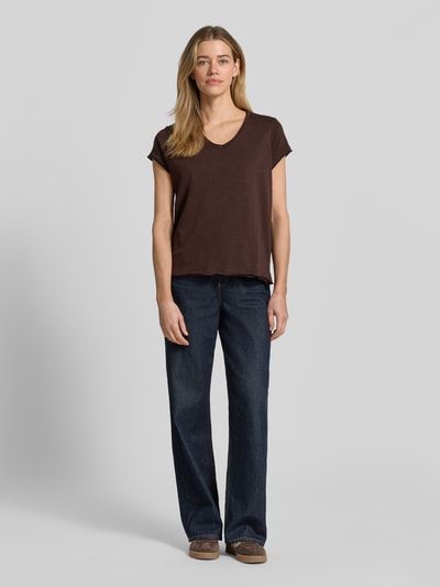 Frauenmodel trägt T-Shirt mit Rollsaum und V-Ausschnitt von Smith and Soul, reine Baumwolle, Regular-Fit, dunkelbraun, Ganzkörperansicht von vorne. Rückenlänge bei Größe S: 63 cm.