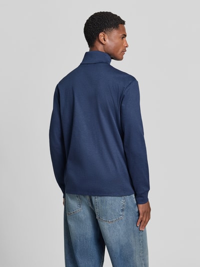 Männermodel trägt Regular Fit Rollkragenpullover aus reiner Baumwolle von Polo Ralph Lauren in Dunkelblau, Ganzkörperansicht Rückansicht.