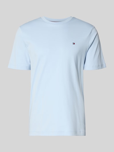 Produktfoto, Regular Fit T-Shirt aus reiner Baumwolle von Tommy Hilfiger in Hellblau, unifarben, Rundhals, Logo-Detail, kurzarm.