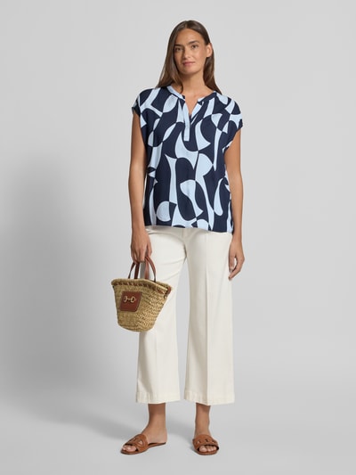 Frauenmodel trägt Regular Fit Bluse aus Viskose mit V-Ausschnitt Modell 'CHANISE' von Soyaconcept, Allover-Look, in Dunkelblau und Weiß, reine Viskose, Rückenlänge bei Größe S: 65 cm, Ganzkörperansicht von vorne.