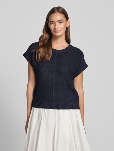 Frauenmodel trägt Strickshirt mit Kappärmeln Modell 'Estapper' von FREE/QUENT, dunkelblau, Rundhalsausschnitt, Regular-Fit, Ganzkörperansicht von vorne