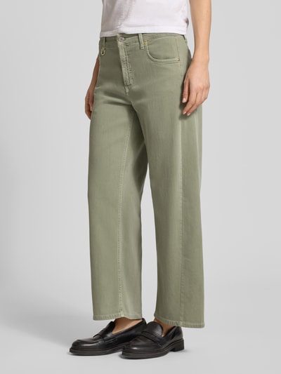 Vrouwenmodel draagt Wide Leg Jeans im 5-Pocket-Design Modell 'ORIA' van Cambio in katoenmix met stretch, verkorte fit, knoop- en ritssluiting, lichtgroene tint, volledige lichaamsaanzicht vooraan.