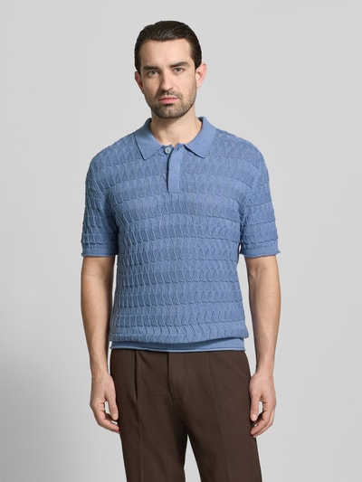 Männermodel trägt Regular Fit Poloshirt mit Strukturmuster von Scotch & Soda, reine Baumwolle, Polokragen, verdeckte Knopfleiste, Ganzkörperansicht von vorne.