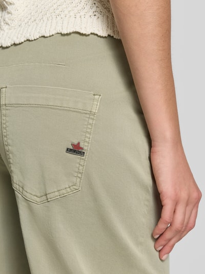 Frauenmodel trägt Barrel Fit Hose mit Eingrifftaschen von Buena Vista in hellem Grün, Baumwoll-Mix mit Viskose-Anteil, Detailaufnahme Rückansicht.