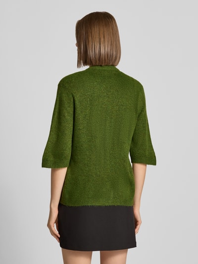 Vrouwenmodel draagt groene Regular Fit Strickjacke mit Schnürung model 'SIMONI' van ONLY, Dames gebreid jack, volledige lichaamsachteraanzicht.