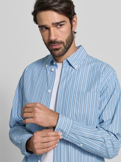 Männermodel trägt Regular Fit Freizeithemd mit Button-Down-Kragen von Les Deux, Streifenmuster, Reine Baumwolle, Nahaufnahme Oberkörper.