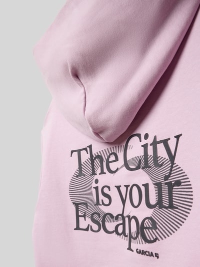 Produktfoto, Regular Fit Hoodie mit Logo-Print von Garcia in zartem Rosa aus reiner Baumwolle, Statement-Print, strukturierte Oberfläche