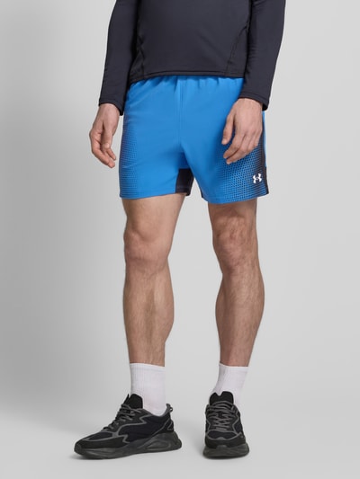 Männermodel trägt Regular Fit Shorts mit Logo-Detail von Under Armour, blau mit schwarzem Print, elastischer Bund, Nahaufnahme Unterkörper, Modell 'Vanish Graphic', Bundweite 38 cm, Innenbeinlänge 14 cm.