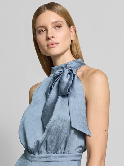 Kobiece modelka nosi Regular Fit Jumpsuit mit Zierschleife od Swing, fakturowany wzór, stójka, krój bez rękawów, taliowany krój, szerokość w rozmiarze 36: 45 cm, długość tyłu w rozmiarze 36: 38 cm, całkowita długość 150 cm, długość wewnętrzna nogawki 83 cm, zbliżenie na górną część ciała