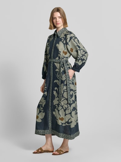 Frauenmodel trägt Hemdblusenkleid mit Bindegürtel von Luisa Cerano, florales Midikleid in Blau mit tailliertem Schnitt und verdeckter Knopfleiste, Ganzkörperansicht von vorne.