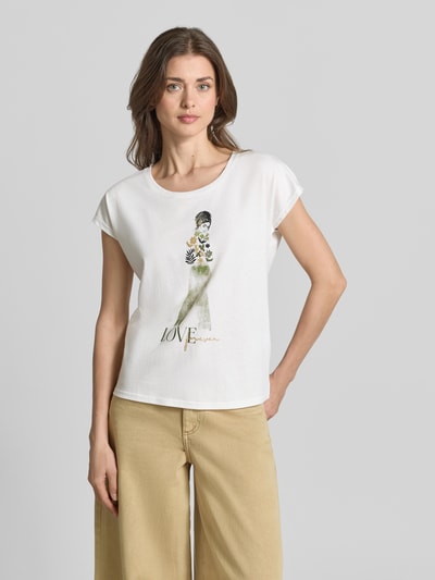 Frauenmodel trägt Regular Fit T-Shirt aus Viskose-Mix von Christian Berg Woman mit Motiv-Print, Rundhalsausschnitt, Rückenlänge 59 cm, Ganzkörperansicht von vorne.