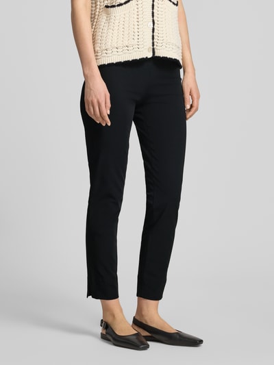 Vrouwenmodel draagt stoffen broek van SEDUCTIVE model 'SABRINA' met materiaalmix met katoen, slim fit, elastische band, binnenbeenlengte 68 cm, bandwijdte 36 cm, geheelbeeld van voren