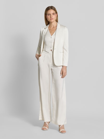 Frauenmodel trägt Weste aus Satin mit V-Ausschnitt von Jake*s Cocktail, Slim-Fit, Knopfleiste, Paspeltaschen, Rückenlänge 40 cm, Ganzkörperansicht von vorne.