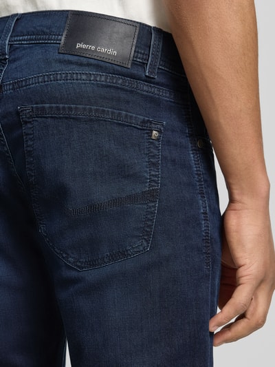 Männermodel trägt Jeans mit Eingrifftaschen Modell 'Lyon' von Pierre Cardin in Light-Denim, Baumwoll-Mix mit Stretch-Anteil, Nahaufnahme Rückansicht.