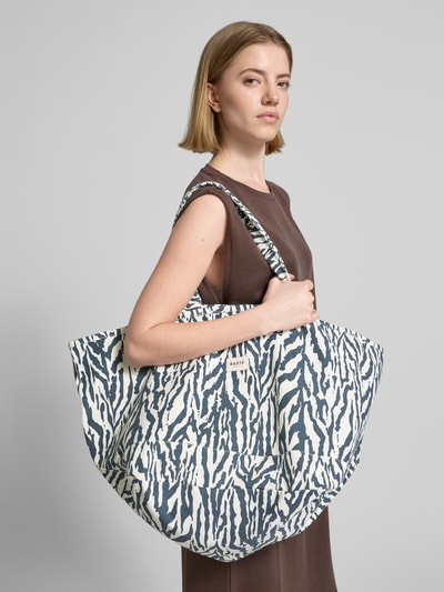 Vrouwenmodel draagt shopper in allover-look van katoen, Shopper im Allover-Look Modell 'JUNO' van Barts, zebra-patroon, schouderriem, detailopname bovenlichaam, context: breedte 35 cm, lengte 37 cm, diepte 35 cm, schouderriem 57 cm