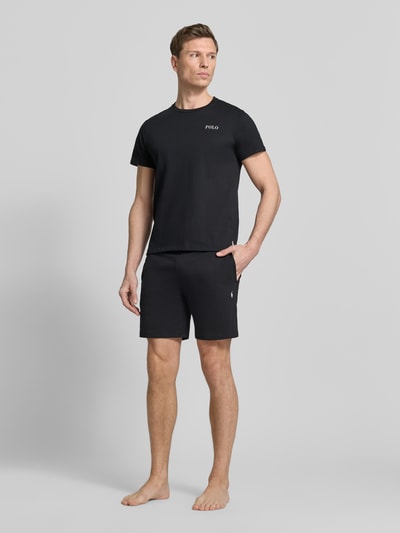 Mannelijk model draagt Regular Fit Pyjama-Oberteil aus reiner Baumwolle Modell 'CREW-SLEEP-TOP' van Polo Ralph Lauren Underwear, effen zwart met logo-stitching, korte mouw, ronde hals, zuivere katoen, voorkant volledige lichaamsaanzicht.