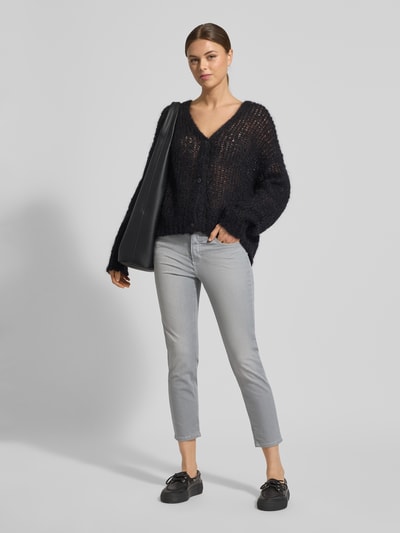 Kobiece model nosi Jeansy z wpuszczanymi kieszeniami model 'Ornella' od Angels, mieszanka bawełny z dodatkiem streczu, krój slim fit, szerokość w rozmiarze 36: 40 cm, długość wewnętrzna nogawki w rozmiarze 36: 67 cm, jasnoszary kolor, gładka faktura, pełny widok z przodu