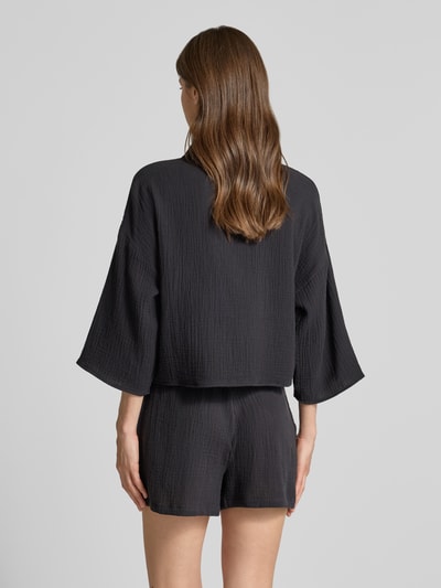 Frauenmodel trägt Loose Fit Hemdbluse aus reiner Baumwolle Modell 'NATALI' von Vero Moda, Optik: Unifarben, Seersucker-Textur, Ganzkörperansicht Rückansicht.