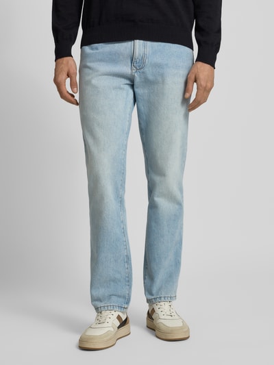 Męski model nosi Loose Fit Jeans im 5-Pocket-Design od MCNEAL z czystej bawełny, jasnoniebieski, przód, ujęcie całej sylwetki.