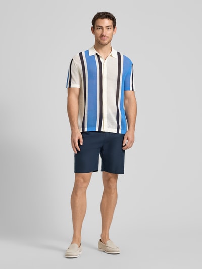 Männermodel trägt Relaxed Fit Freizeithemd aus Baumwoll-Mix von Tommy Hilfiger, Mehrfarbig, Mesh-Optik, Struktur, Logo-Stitching, Kurzarm, Ganzkörperansicht von vorne