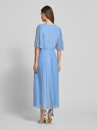 Modelka kobieca ma na sobie Długą sukienkę z dekoltem w serek Relaxed Fit Maxikleid mit V-Ausschnitt Modell 'Daphne' od Guido Maria Kretschmer, kolor jasnoniebieski, taliowany krój, rękaw o dł. 1/2, efekt marszczenia, długość tyłu w rozmiarze 36: 37 cm, szerokość w rozmiarze 36: 37 cm, długość rękawów w rozmiarze 36: 34 cm, widok całej sylwetki z tyłu.