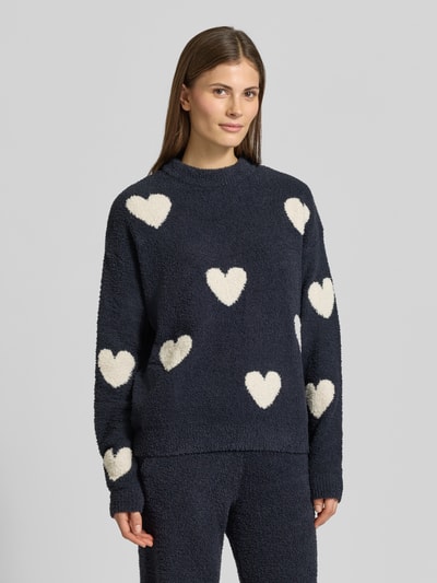 Kobiece model prezentuje Sweter z dzianiny 'Strickpullover im Allover-Look' od Jake*s Casual, krój relaxed fit, wzór na całej powierzchni, okrągły dekolt, opadające ramiona, długość tyłu w rozmiarze S: 56 cm, długość rękawów w rozmiarze S: 54 cm, ciemnoniebieski z jasnymi sercami, widok na cały korpus z przodu.