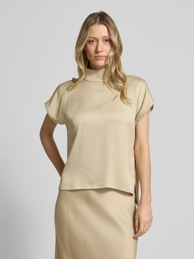 Frauenmodel trägt Blusenshirt mit Stehkragen Modell 'ALARIA' von Drykorn in Beige, Material-Mix mit Stretch, Regular Fit, Nahaufnahme Oberkörper.