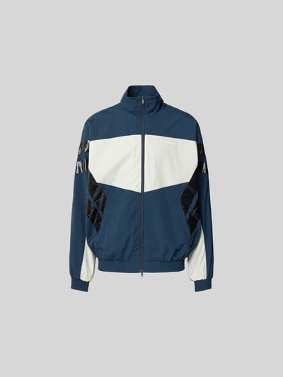 Produktfoto, Trainingsjacke mit Stehkragen von VETEMENTS in Blau und Weiß, Relaxed-Fit, Zweiwege-Reißverschluss, elastische Abschlüsse, Eingrifftaschen, Rückenlänge 74 cm, Schulterbreite 50 cm, Ärmellänge 73 cm.