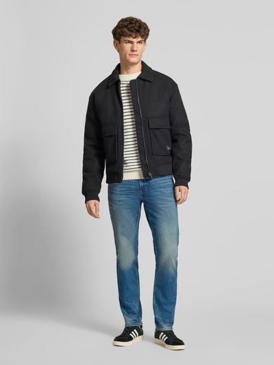 Männermodel trägt Jeans mit 5-Pocket-Design von Calvin Klein Jeans im Slim Fit, blauer Baumwoll-Elasthan-Mix, Ganzkörperansicht von vorne.