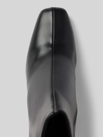 Produktfoto, schwarze Stiefeletten in Leder-Optik Modell 'Hurst' von Steve Madden mit eckiger Form, glatter Oberfläche und seitlichem Reißverschluss, Damen Stiefeletten, Blockabsatz, glatte Sohle, Kontext: Absatzhöhe 7 cm, Schafthöhe 17 cm, Schaftweite 12 cm