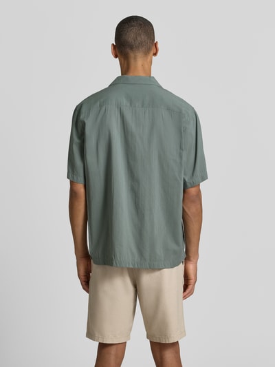 Męski model nosi Relaxed Fit Freizeithemd aus Baumwoll-Mix Modell 'RELAXAIR' od SELECTED HOMME, jednolity kolor, krótki rękaw, bawełniany miks, widok całej sylwetki z tyłu.