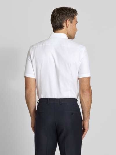 Männermodel trägt Slim Fit Business-Hemd aus katoen met Kentkraag van Jake*s, wit, korte mouwen, recht model, schoudernaden zichtbaar, businessstijl, knoopsluiting, ruglengte 78 cm, schouderbreedte 47 cm, mouwlengte 24 cm. Ganzkörperansicht Rückansicht.