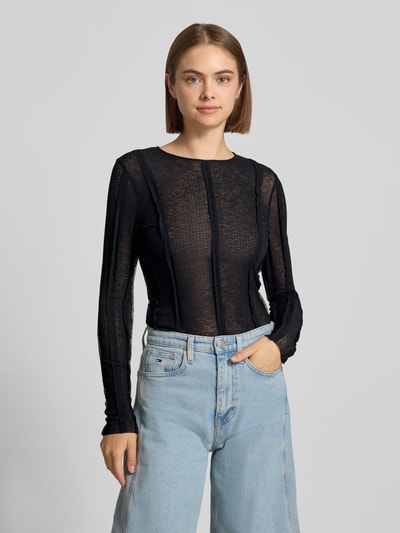 Frauenmodel trägt Slim Fit Longsleeve in semitransparentem Design Modell 'Belma' von Topshop, schwarz, Rundhalsausschnitt, Baumwoll-Mix, Ganzkörperansicht von vorne, Rückenlänge bei Größe S 56 cm.