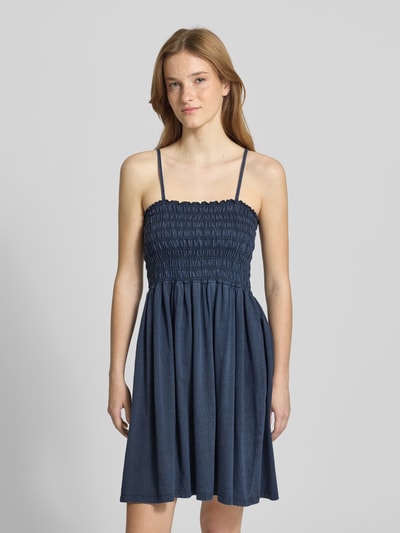 Modelka kobieca ma na sobie sukienkę casualową o kroju slim fit z bawełny, model 'LUCY' od Only, jednolity granatowy kolor, tekstura gładka, sukienka na cienkich ramiączkach, widok całej sylwetki z przodu.