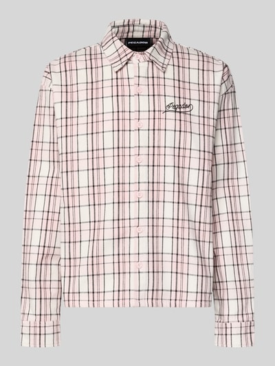 Produktfoto, Oversized Freizeithemd mit Label-Stitching Modell 'Soglio' von Pegador, kariertes Muster in Rosa, Weiß und Schwarz, aus reiner Baumwolle, Kentkragen, Oversized-Schnitt, Rückenlänge 62 cm, Schulterbreite 58 cm, Ärmellänge 67 cm.