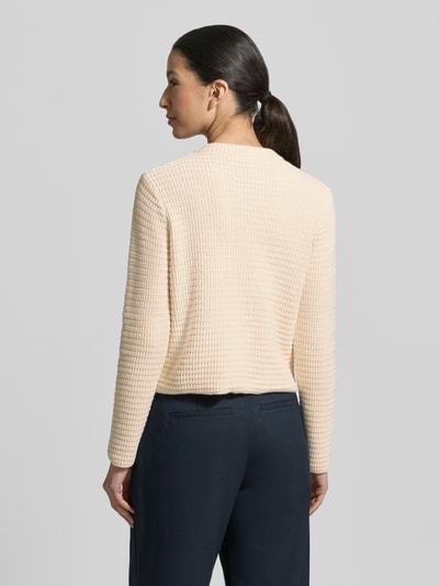 Frauenmodel trägt Regular Fit Strickjacke aus Baumwoll-Mix Modell 'VODKA' von Weekend Max Mara in Beige, strukturierte Stricktextur, Ganzkörperansicht Rückansicht.
