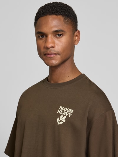 Männermodel trägt Relaxed Fit T-Shirt mit Statement-Print Modell 'RUDE' von Casual Friday, Reine Baumwolle, Rundhalsausschnitt, Herren T-Shirt, Nahaufnahme Oberkörper. Rückenlänge bei Größe M: 65 cm.