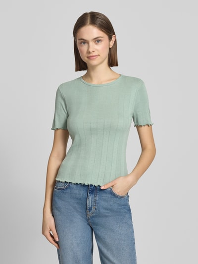 Frauenmodel trägt Slim Fit T-Shirt aus Baumwoll-Mix Modell 'TENNA' von Only in Optik: Unifarben, Rundhals, Kurzarm, Ärmelabschluss und Rumpfabschluss mit Frill, sanft strukturierte Oberfläche, Ganzkörperansicht von vorne.