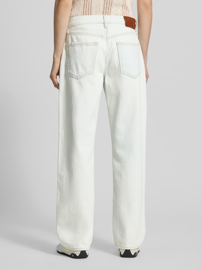 Kobiece modelka nosi Straight Fit Jeans mit Logo-Print od Calvin Klein Jeans, jasnoniebieski denim, 5-kieszeniowy fason, czysty bawełna, guzik i zamek, Szerokość w rozmiarze 27/32: 41 cm, długość nogawki od wewnątrz: 76 cm, widok całej sylwetki z tyłu