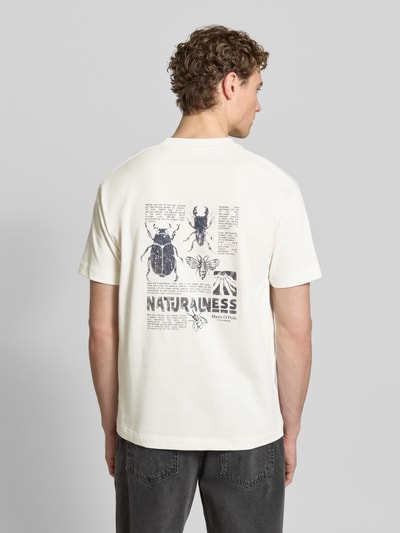 Männermodel trägt Relaxed Fit T-Shirt aus reiner Baumwolle von Marc O'Polo mit Optik: Unifarben, Label-Print, Foto-Print, Ganzkörperansicht Rückansicht.