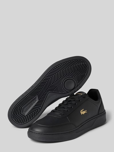 Produktfoto, Low Top Sneaker mit Logo-Prägung Modell 'Court Pro' von Lacoste, Optik: Unifarben, rund, flach, strukturierte Sohle, Kunstleder