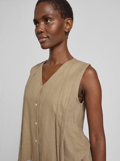 Frauenmodel trägt Weste aus Leinen-Viskose-Mix Modell 'LINNO' von ICHI in Beige, V-Ausschnitt, Knopfleiste, Nahaufnahme Oberkörper, Regular-Fit, Rückenlänge 53 cm, Schulterbreite 34 cm, Brustweite 47 cm bei Größe 36.