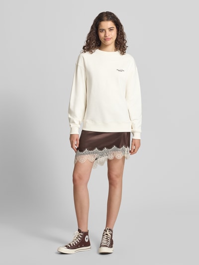 Frauenmodel trägt Relaxed Fit Sweatshirt aus reiner Baumwolle von Marc O'Polo DENIM in Creme mit glatter Textur, Ganzkörperansicht von vorne.