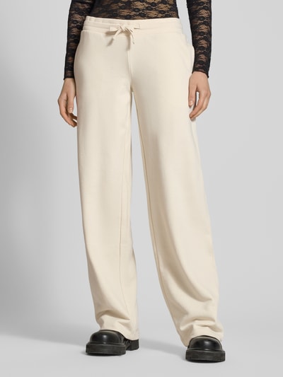 Kobiece model nosi Wide Fit Sweatpants mit Viskose-Anteil von REVIEW, mieszanka bawełny i wiskozy, krój wide fit, elastyczny pas z tunelem, długość wewnętrzna nogawki dla rozmiaru S: 89 cm, jasny kolor, gładka tekstura, widok z przodu na całe ciało