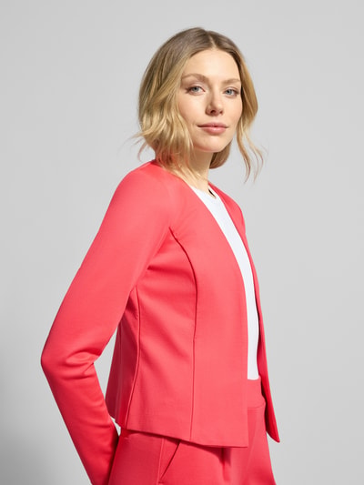 Frauenmodel trägt Slim Fit Blazer in offener Passform Modell 'KATE' von ICHI, Material-Mix mit Viskose-Anteil, Nahaufnahme Oberkörper.