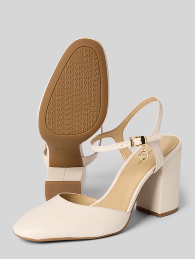 Produktfoto, czółenka skórzane MICHAEL Michael Kors Pumps aus Leder Modell 'ALEXA FLEX', zaokrąglony czubek, pasek ze sprzączką, obcas słupek 10 cm, naturalna skóra, kolor kremowy
