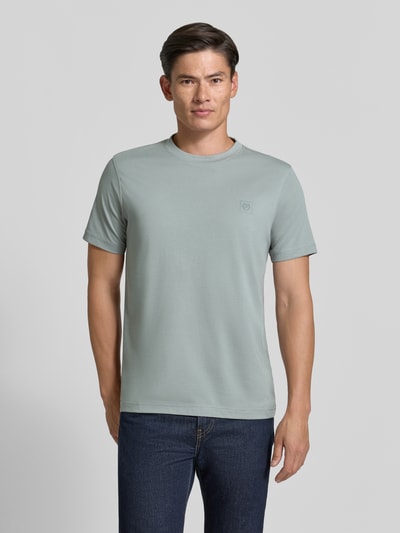 Männermodel trägt T-Shirt mit Rundhalsausschnitt und Logo-Print von Lerros in Hellgrün, Baumwoll-Mix, Regular Fit, Ganzkörperansicht von vorne.