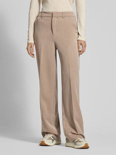 Frauenmodel trägt Slim Fit Weite Hose mit Viskose-Anteil Modell 'HATTIE-LANA' von ONLY, Optik: Unifarben, ganzkörperansicht von vorne.